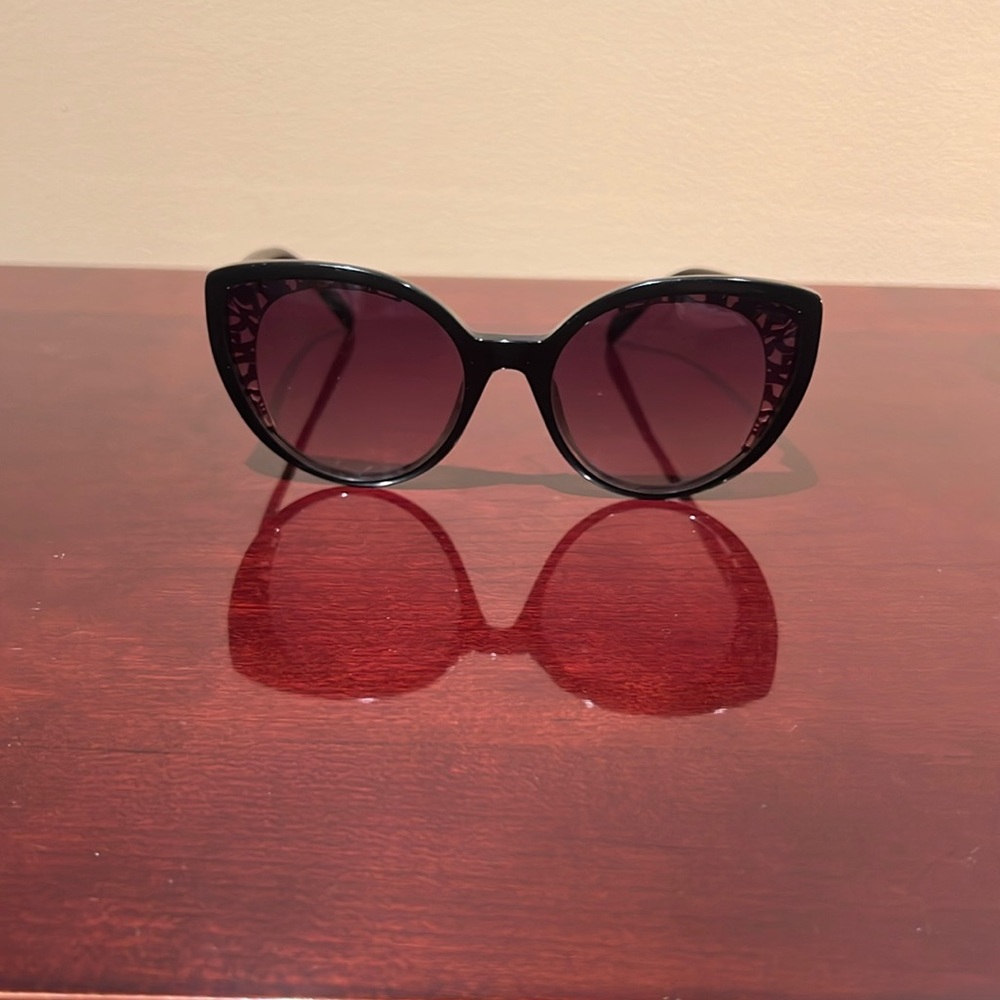Rare Italian  EMILIO PUCCI SUNGLASSES. Side corner tortoise shell sides.